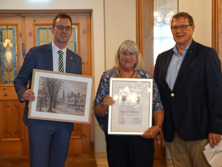 Presentation of a framed document